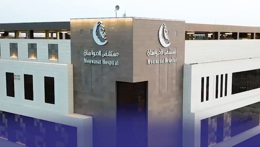 انهاء معاناة مريض من عدم القدرة على تحريك مفصل الكتف في مستشفى المواساة بالقطيف 